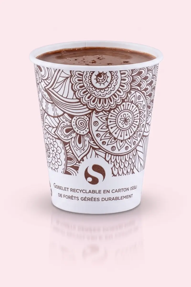 Tasse de chocolat chaud à l'ancienne fumante et veloutée, servie dans un gobelet carton adapté